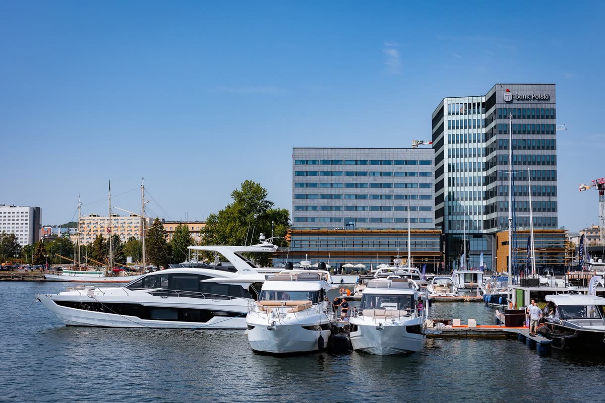 Jachty przy pomostach mariny
